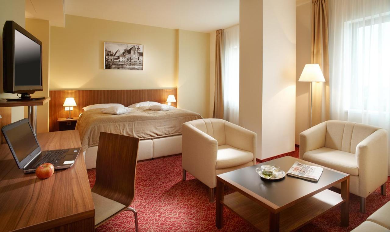 แคลเรียน คองเกรส โฮเต็ล เชสเก บูเดโยวิเซ Hotel เชสเกบูดิเยโจวิตเซ ภายนอก รูปภาพ
