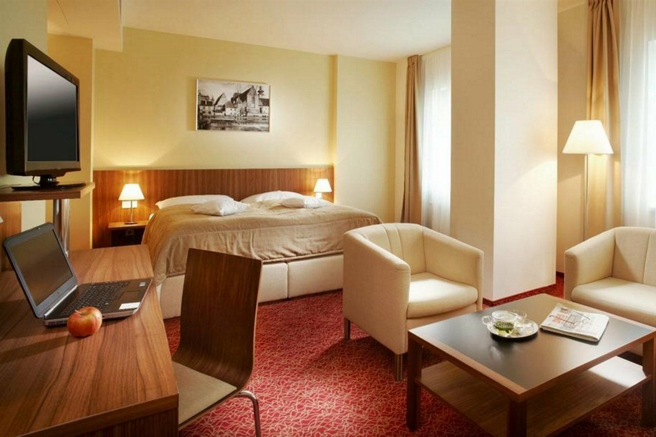 แคลเรียน คองเกรส โฮเต็ล เชสเก บูเดโยวิเซ Hotel เชสเกบูดิเยโจวิตเซ ภายนอก รูปภาพ